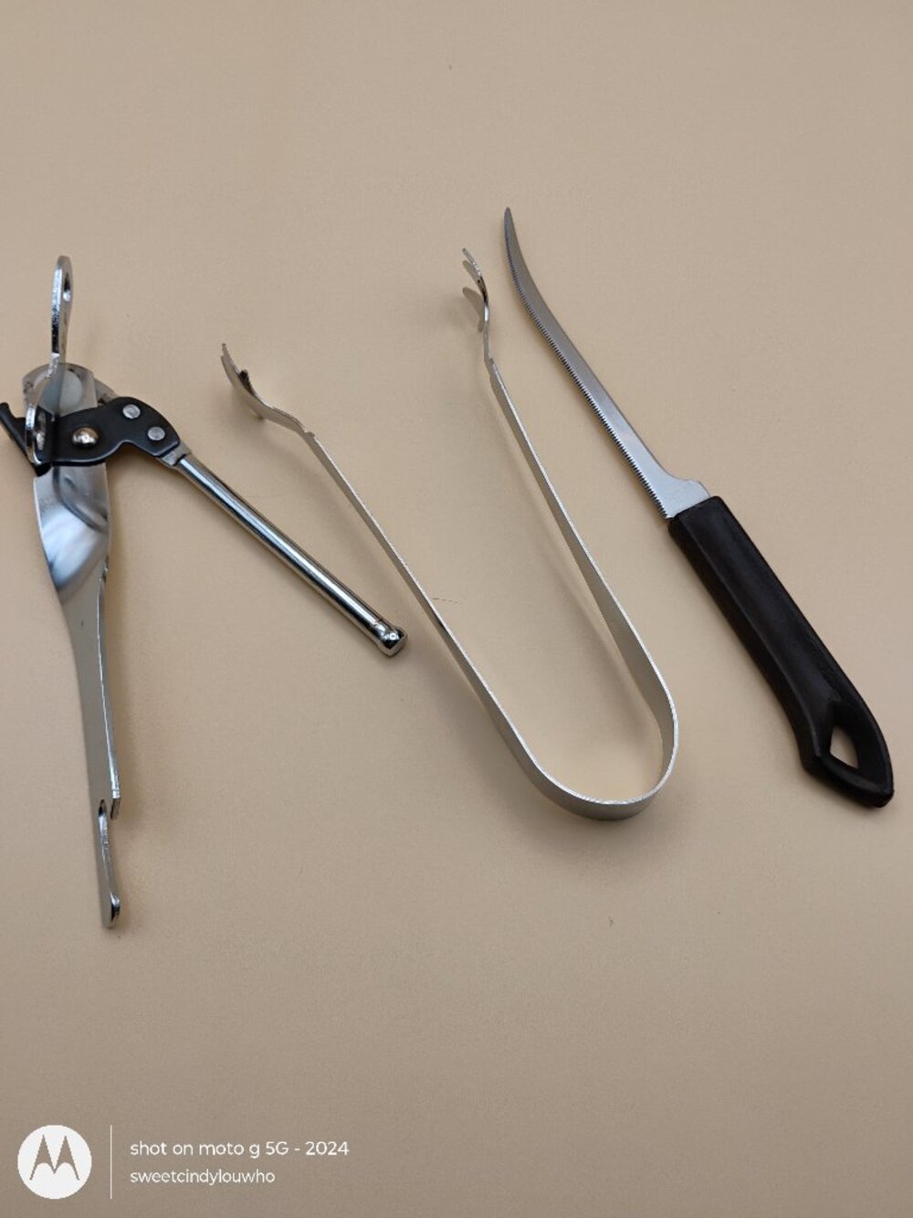 mixed lot 3 of kitchen gadgets food tongs, manual can opener, grapefruit knife